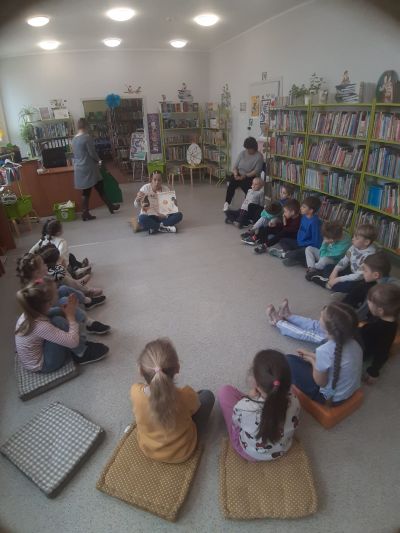 Wielkanocne odkrycia Witaminek z Jedyneczki w bibliotece dziecięcej